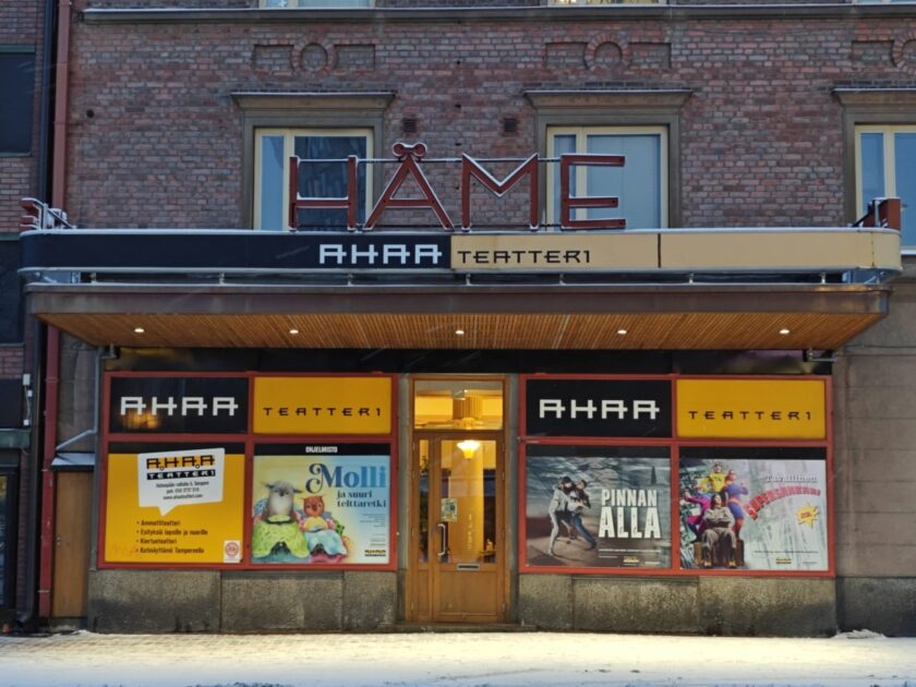 Kuvassa on Ahaa Teatterin julkisivu. Katoksen päällä on teksti 
