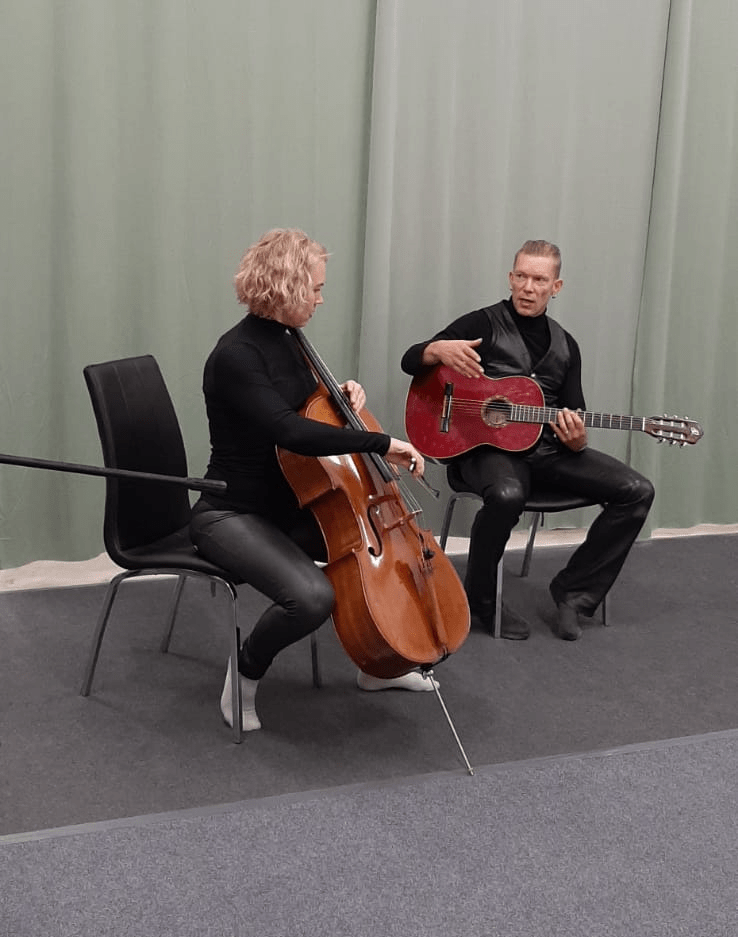 Tilannekuva duon treeneistä, Elina soittaa, Mikko kommentoi.