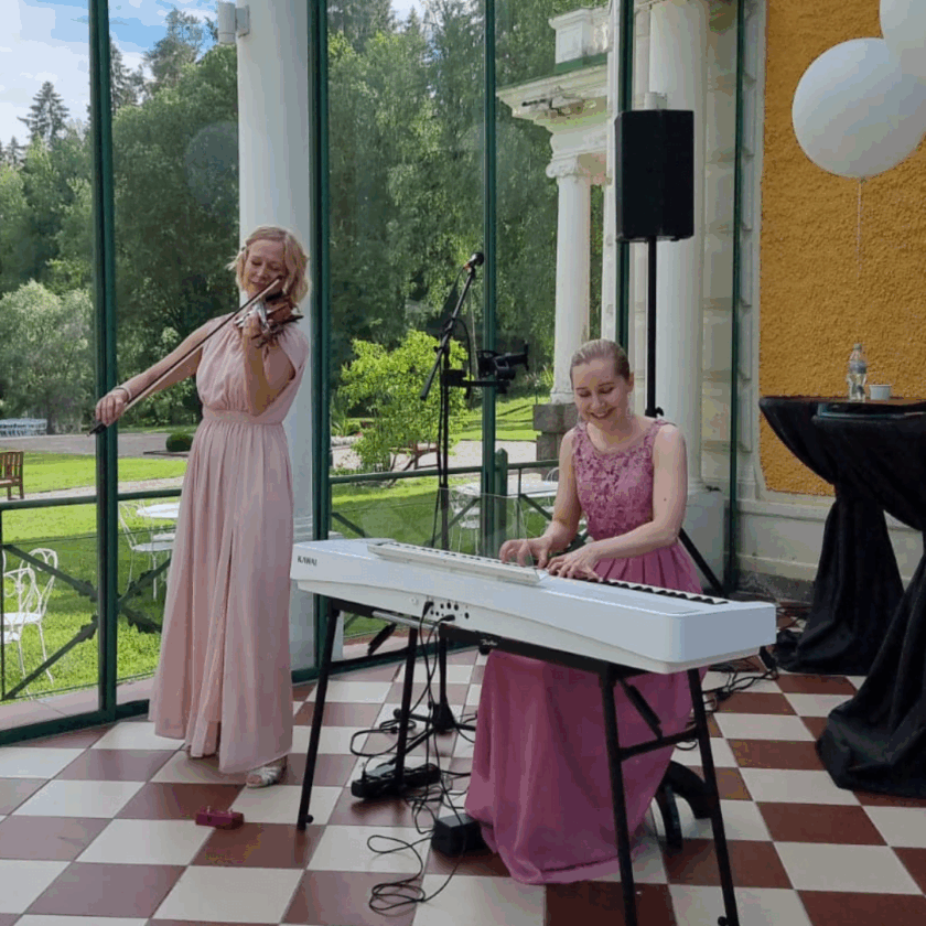 Viulisti ja pianisti konsertoimassa.