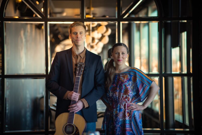 Duo Väreet eli kitaristi Teemu Kulmakorpi ja laulaja Anna Katariina
