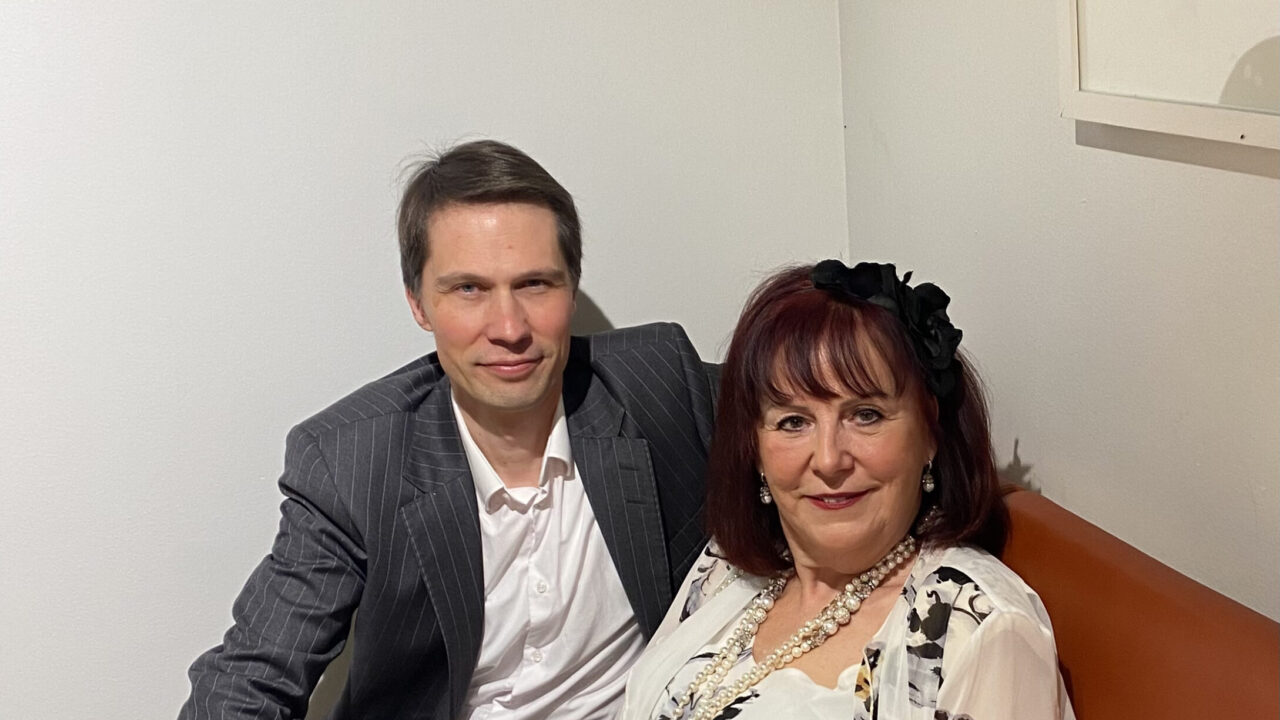 Ewa ja Saku istuvat sohvalla konsertti tauolla.