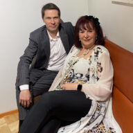 Ewa ja Saku istuvat sohvalla konsertti tauolla.