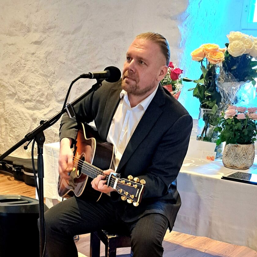 Trubaduuri Harri Mäkinen esiintyjänä juhlissa.