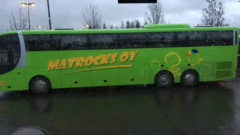 Matrocksin esteetön tilausajoneuvo Jussi-Bussi sateisessa ympäristössä.