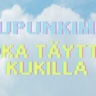 Sininen taivas, jossa valkoisia pilviä. Kuvan päällä on sinikeltainen teksti ”Kaupunkimme joka täyttyi kukilla”