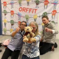 Kuvassa Orffien kolmikko. Vasemmella peukuttaa Matti, oikealla Kimmo. Keskellä kesyttelee hymyään Hannu, jolla on kädessään pieni pehmonalle. Oikeasti nalle on Orffien päällikkö ja vieraileva rumpali. Taustalla Eskari-Ainon piirtämä taideteos Pääjalkaiset. Kuvasta sattaa välittyä innokkaanlempeä, mutta puolivilli suhtaututuminen lastenmusiikin tekemiseen. Jos näin on - se on kolmikon mielestä oikein.