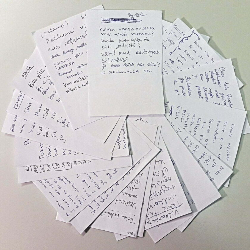 Monta paperia, joihin on käsin kirjoitettu runoja.