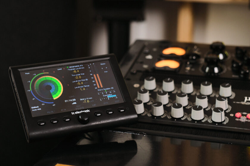 Kuvassa äänistudio, äänilaitteistoa: Custom Audio Germany HD250 EQ, IGS Audio Tubecore 3U -kompressori, TC Electronic Clarity M -mittari.