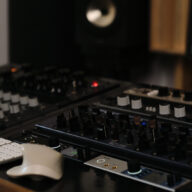 Kuvassa äänistudio, äänilaitteistoa: Manley Massive Passive, RME ADI-2 Pro, Custom Audio Germany HDE-250 EQ, IGS Audio Tubecore 3U -kompressori, TK Audio BC1 -kompressori, Overstayer MAS Rotary, Amphion kaiuttimet, tietokoneen näyttölaite, jossa avoinna Izotope RX -ohjelmisto.