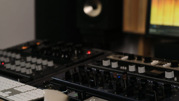 Kuvassa äänistudio, äänilaitteistoa: Manley Massive Passive, RME ADI-2 Pro, Custom Audio Germany HDE-250 EQ, IGS Audio Tubecore 3U -kompressori, TK Audio BC1 -kompressori, Overstayer MAS Rotary, Amphion kaiuttimet, tietokoneen näyttölaite, jossa avoinna Izotope RX -ohjelmisto.