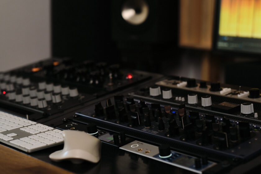 Kuvassa äänistudio, äänilaitteistoa: Manley Massive Passive, RME ADI-2 Pro, Custom Audio Germany HDE-250 EQ, IGS Audio Tubecore 3U -kompressori, TK Audio BC1 -kompressori, Overstayer MAS Rotary, Amphion kaiuttimet, tietokoneen näyttölaite, jossa avoinna Izotope RX -ohjelmisto.