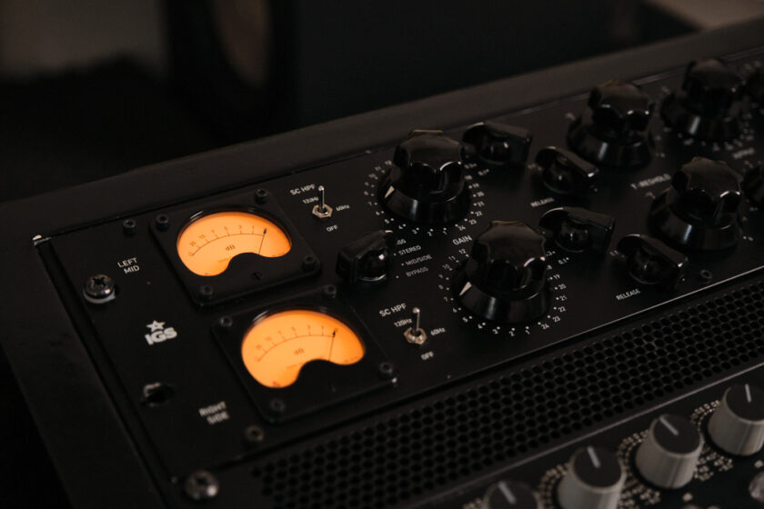Kuvassa IGS Audio Tubecore -masterointikompressori.