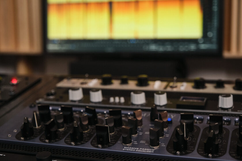 Kuvassa äänistudio, äänilaitteistoa: Manley Massive Passive, TK Audio BC1 -kompressori, Overstayer MAS Rotary, tietokoneen näyttölaite, jossa avoinna Izotope RX -ohjelmisto.