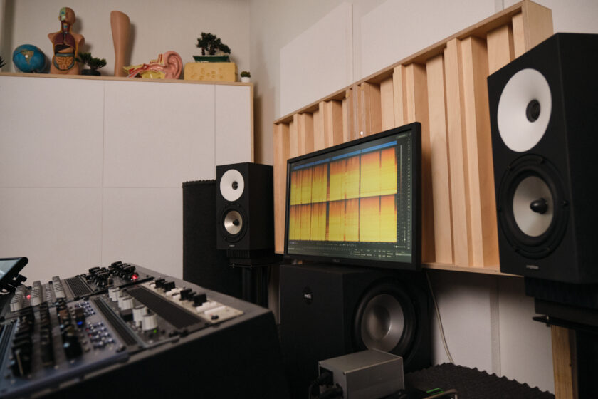 Kuvassa äänistudio, äänilaitteistoa: Manley Massive Passive, RME ADI-2 Pro, Custom Audio Germany HDE-250 EQ, IGS Audio Tubecore 3U -kompressori, TK Audio BC1 -kompressori, Overstayer MAS Rotary, Amphion kaiuttimet, Amphion Flexbase-järjestelmä, tietokoneen näyttölaite, jossa avoinna Izotope RX -ohjelmisto.