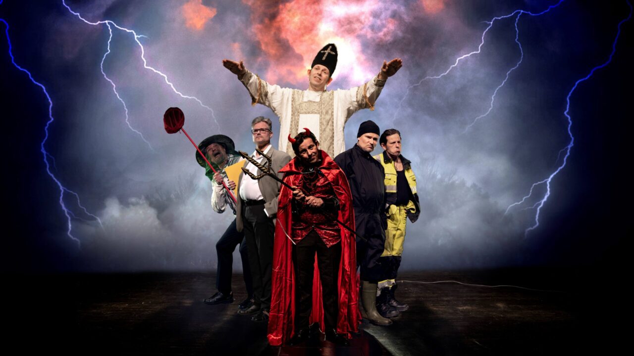 Näytelmän roolihahmot fotoshopattuna samaan kuvaa. Timo Lavikainen pappina, piruna ja raksamiehenä. Pasi Karppi mehiläishoitajana, opettajana ja raksamiehenä.
