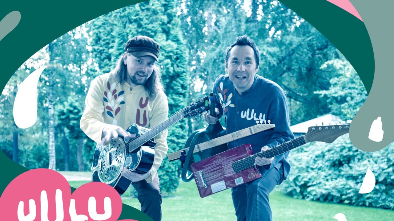 Kuvassa kaksi esiintyjää seisoo ulkotilassa pidellen soittimia. Kuvan sävy on sinivihreä. Vasemmanpuoleisella esiintyjällä on metallikoppainen resonaattorikitara ja päässään lippalakki. Oikeanpuoleisella esiintyjällä on sekä suorakaiteen muotoinen kitara että toinen soitin, jossa on kitaramainen kaula. Kuvaan on lisätty graafisina elementteinä aaltokuviota, lintu ja muovikanistereita. Vasemmassa alareunassa on teksti 
