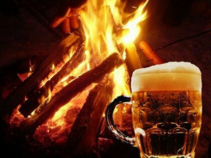 Kolpakko täynnä olutta nuotion edessä.
