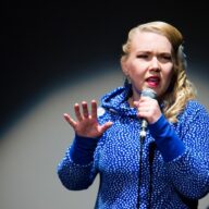 Venla keikalla Brysselissä yllään sininen mekko.