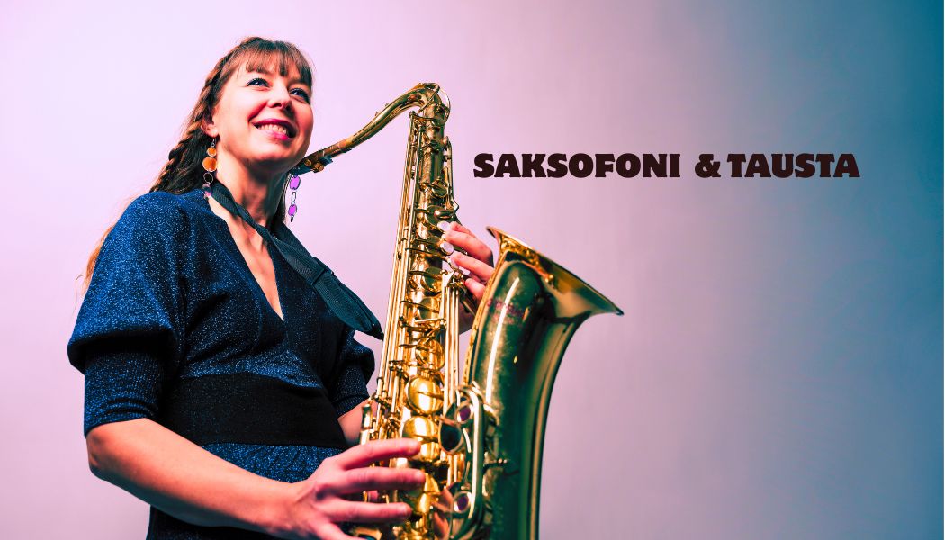 Saksofonisti poseeraa soitin kädessä etualalla ja taustalla tekstiä.