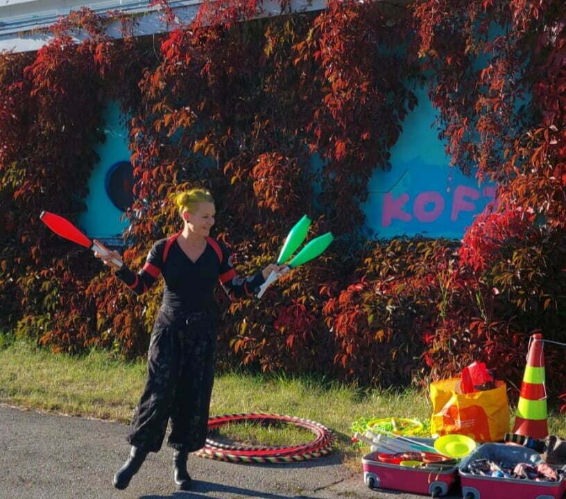 Fire ladyn sirkustyöpaja syksyllä 2022 Kangasalan Street Art alueella. Työpaja oli osa Fire Ladyn kulttuuritempauksia. kuva: Pekka Mikkonen