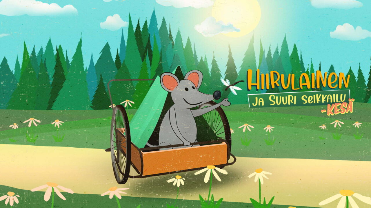 Vihreän ja sinisen sävyinen keväinen piirroskuva. Maassa on kukkia, taustalla vihreät kuusipuut. Keskellä kuvaa on Hiirulainen maitokärryssä, hänen päällään on pieni vihreä teltta. Kuvassa lukee teksti: Hiirulainen ja Suuri seikkailu KESÄ.
