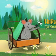 Vihreän ja sinisen sävyinen keväinen piirroskuva. Maassa on kukkia, taustalla vihreät kuusipuut. Keskellä kuvaa on Hiirulainen maitokärryssä, hänen päällään on pieni vihreä teltta. Kuvassa lukee teksti: Hiirulainen ja Suuri seikkailu KESÄ.