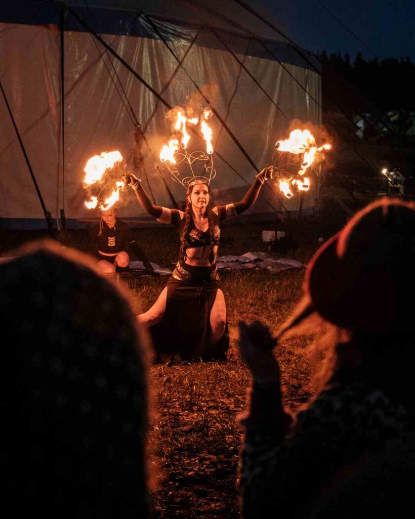 Tulitanssija festareilla