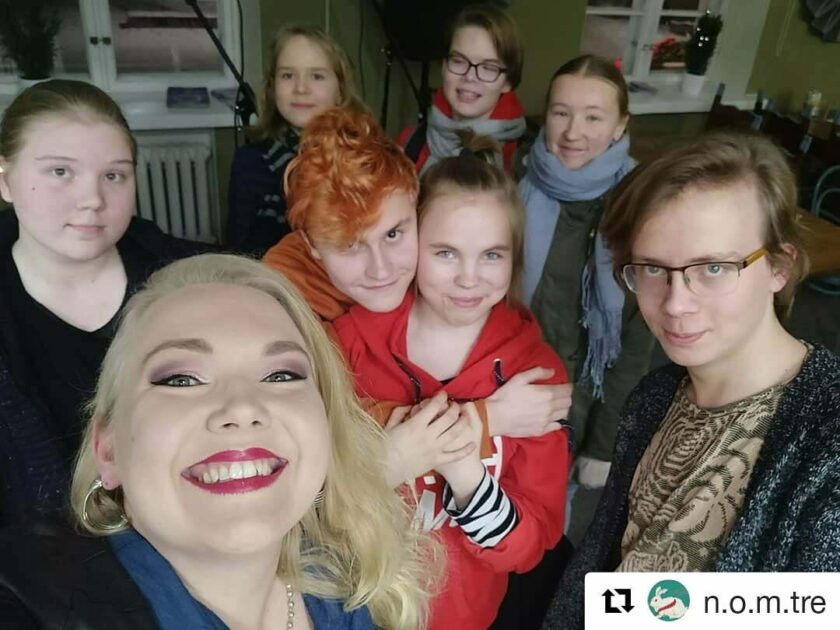 Nuorten Open Mic -ryhmäläisiä Kulttuuritalo Laikun kahvilassa 2018