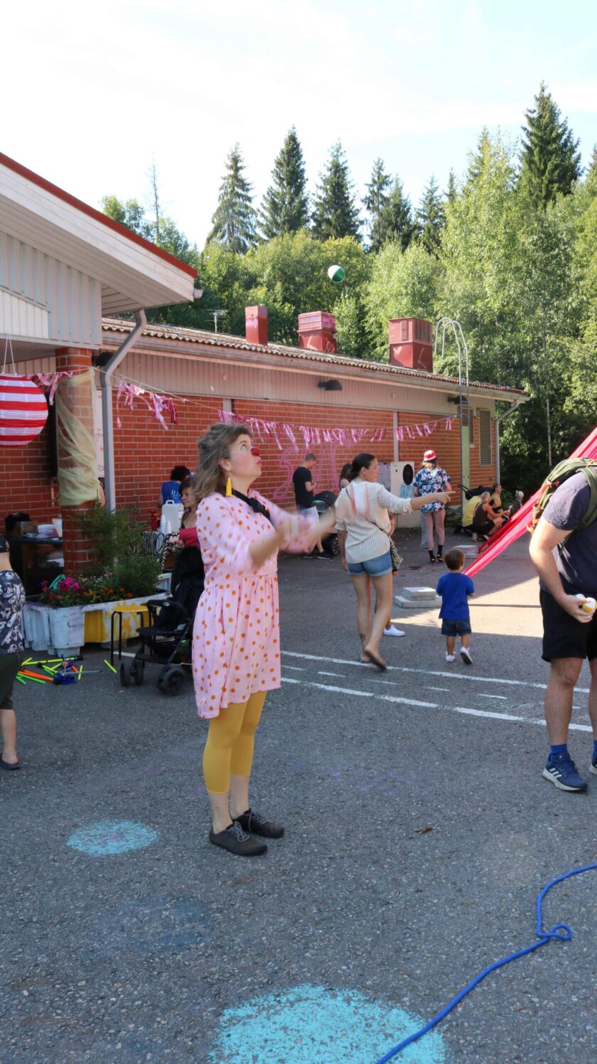 Hehkumahkun taidepajat kouluille, kunnille, päiväkodeilla ja palvelukeskuksille.