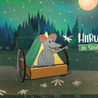 Vihreän sävyinen piirroskuva. Maassa on kukkia, taustalla vihreät kuusipuut, tähtitaivas ja kuu. Keskellä kuvaa on Hiirulainen maitokärryssä, hänen päällään on pieni vihreä teltta. Kuvassa lukee teksti: Hiirulainen ja Suuri seikkailu.