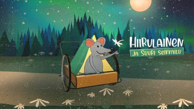 Vihreän sävyinen piirroskuva. Maassa on kukkia, taustalla vihreät kuusipuut, tähtitaivas ja kuu. Keskellä kuvaa on Hiirulainen maitokärryssä, hänen päällään on pieni vihreä teltta. Kuvassa lukee teksti: Hiirulainen ja Suuri seikkailu.
