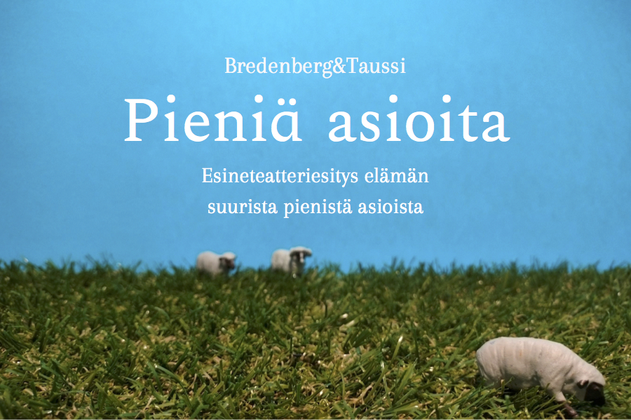 Pieniä asioita teatteriesityksen teoskuva, jossa on näyttämöasetelma: kolme lammasfiguuria keinonurmella taivaansinistä taustaa vasten