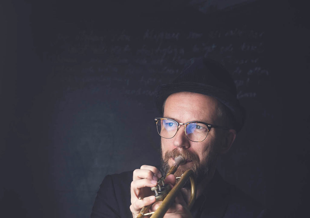 Fredrik Erlandsson spelar trumpet