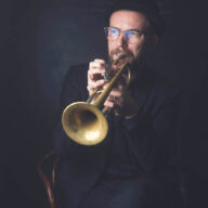 Fredrik Erlandsson spelar trumpet