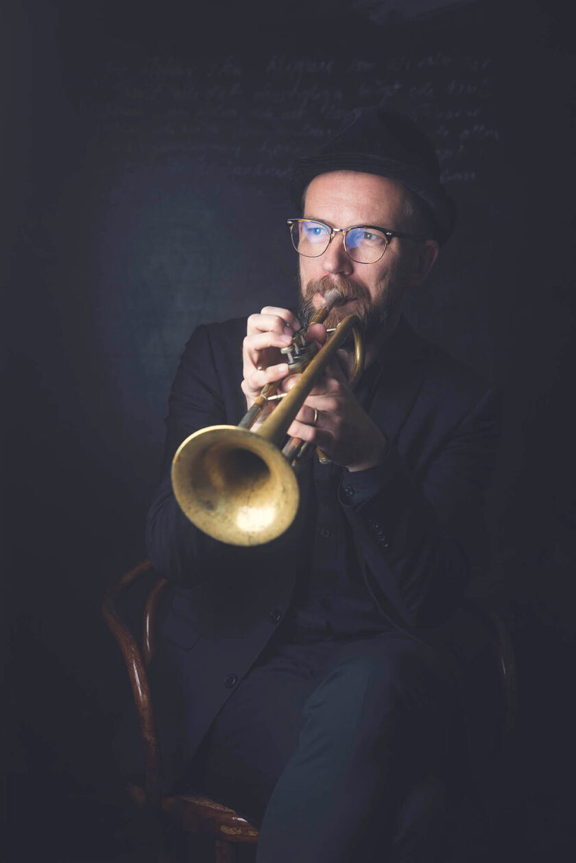 Fredrik Erlandsson spelar trumpet