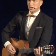 Fredrik Erlandsson spelar gitarr och sjunger