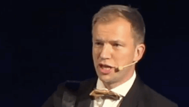 Fredrik Erlandsson spelar gitarr och sjunger