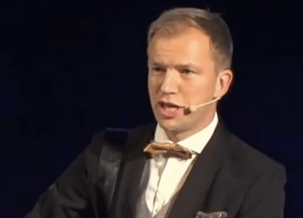 Fredrik Erlandsson spelar gitarr och sjunger