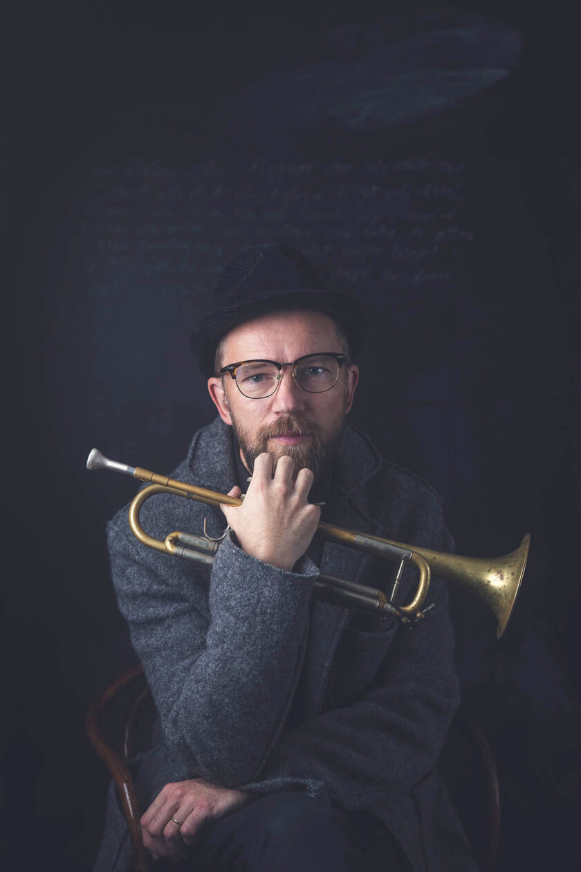 Fredrik Erlandsson håller i en trumpet